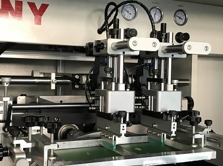 Mascara-flessen-schermprinter zonder mechanisch of optisch register