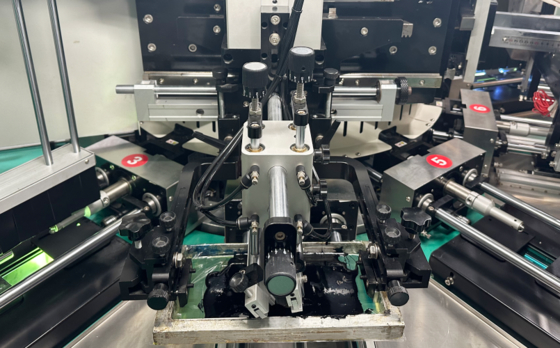 Automatische UV-printer met 4 kleuren 80 stuks/min.