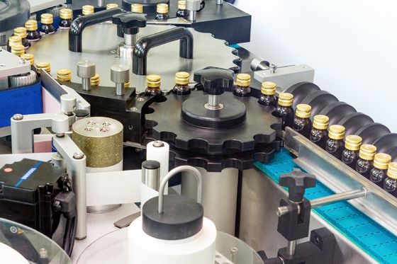 750 stuks per minuut drie punten positionering ronde fles etikettering machine stabiel en snel