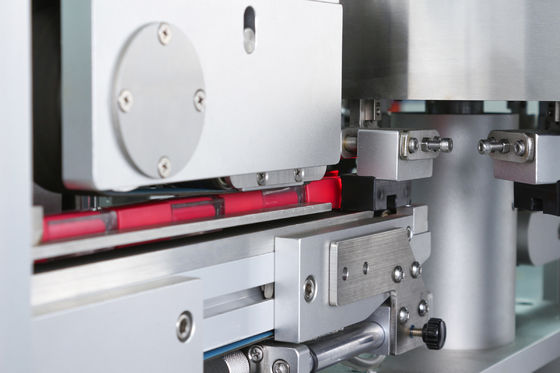 2 kW 220VAC PLC gecontroleerde lippenstiftetiketteringsmachine met 60-90 stuks/min